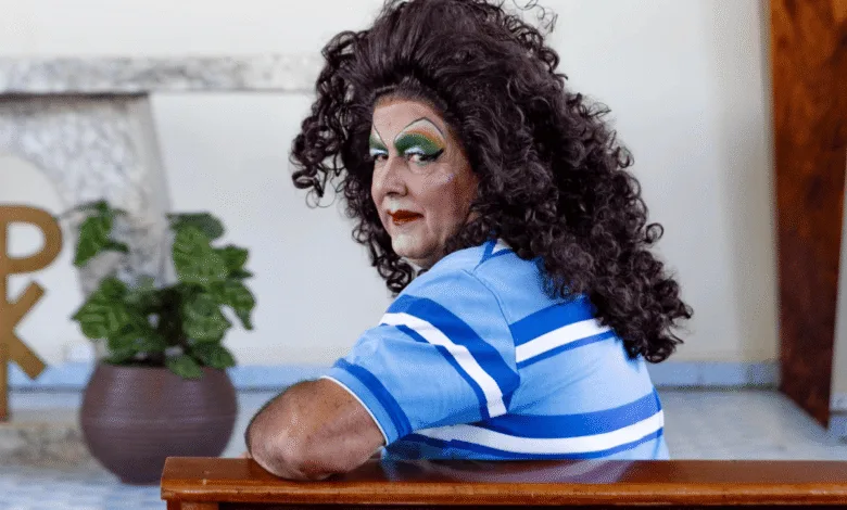 Agricultor caracterizado como drag queen em área rural