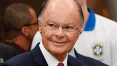 Edir Macedo e logotipo da TV Record