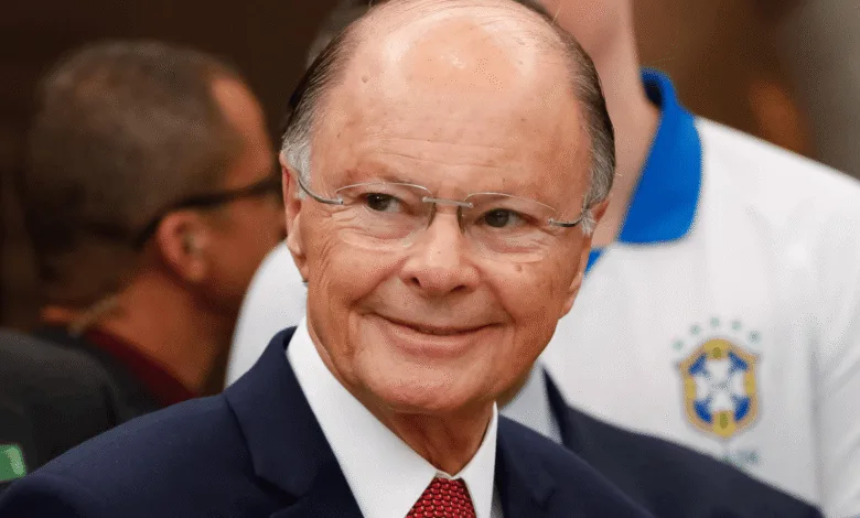 Edir Macedo e logotipo da TV Record