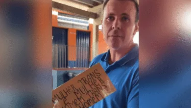 Fachada de escola pública e representação de investigações judiciais
