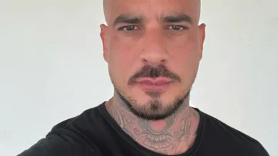 Manuscrito e papel em branco representando o processo de escrita