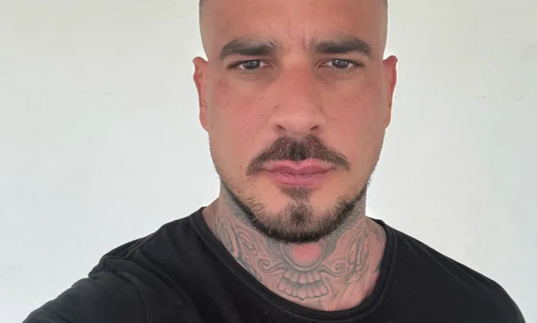 Manuscrito e papel em branco representando o processo de escrita