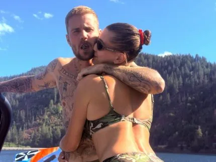Justin Bieber e Hailey Bieber em viagem de férias