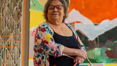 Obra de Lucia Laguna e retrato da artista