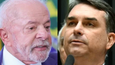 Lula e Flávio Bolsonaro em fotos oficiais lado a lado.