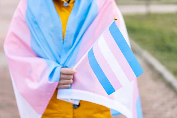 Público reunido em manifestação da Marcha Trans