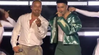 Pedro Sampaio e Ricky Martin durante show