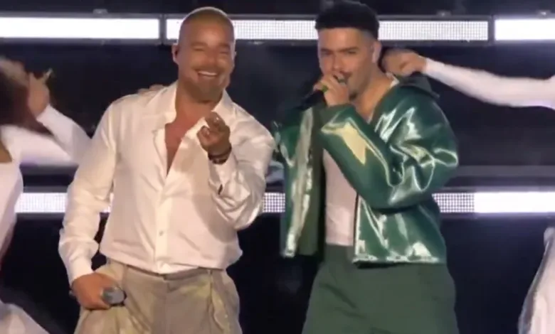Pedro Sampaio e Ricky Martin durante show