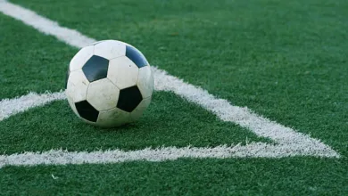 Homens jogando futebol vestidos