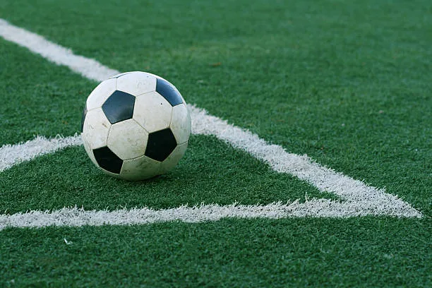 Homens jogando futebol vestidos