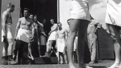Homens em mesas de massagem durante a Segunda Guerra Mundial