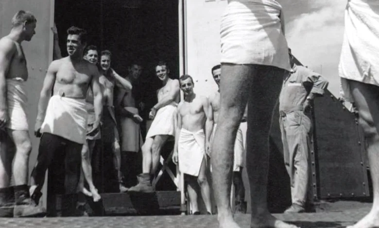 Homens em mesas de massagem durante a Segunda Guerra Mundial