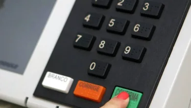 Urna eletrônica em seção de votação