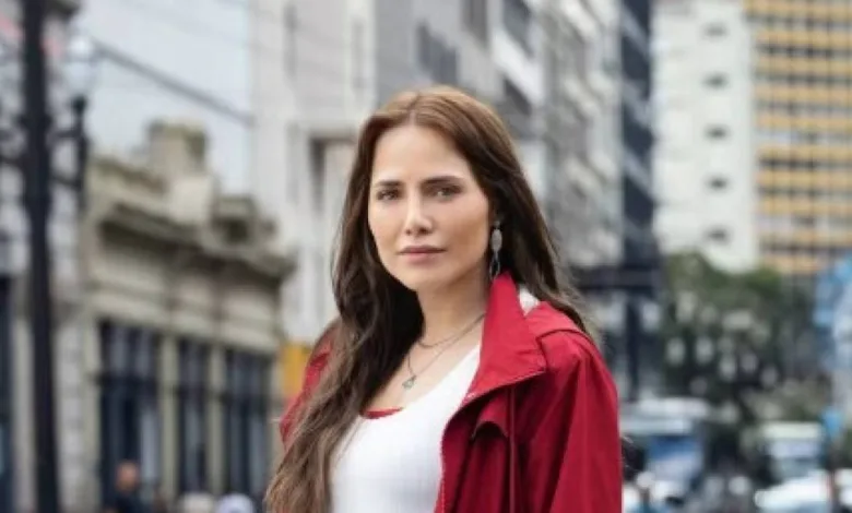 Leticia Colin como Adriana em Quem Ama Cuida