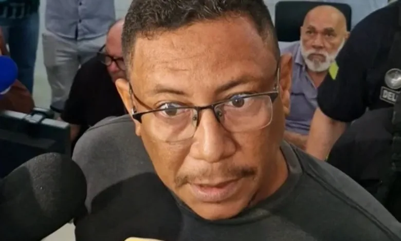 Viatura da Polícia Civil e símbolo de segurança pública