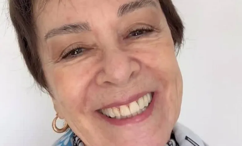 A atriz Nívea Maria sorrindo em evento público